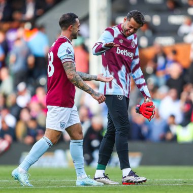 West Ham United takımlarından Danny Ings ve Lukasz Fabianski, 14 Eylül 2024 'te Craven Cottage, Londra, İngiltere' de oynanan Premier League maçında kazanılan galibiyet maçını kutluyorlar.
