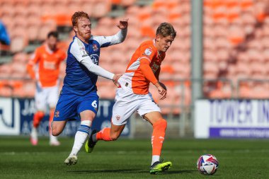 Blackpool 'dan Dom Ballard, 14 Eylül 2024' te Bloomfield Road, Blackpool, İngiltere 'de oynanan Blackpool - Exeter City maçında topu aldı.