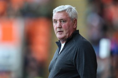 Steve Bruce, Blackpool 'un Sky Bet Ligi 1 maçındaki baş antrenörü Blackpool - Exeter City maçı sırasında, Bloomfield Road, Blackpool, İngiltere, 14 Eylül 2024