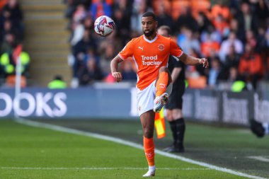 Blackpool takımından CJ Hamilton, 14 Eylül 2024 'te Bloomfield Road, Blackpool' da oynanan Blackpool - Exeter City maçında pas verdi.