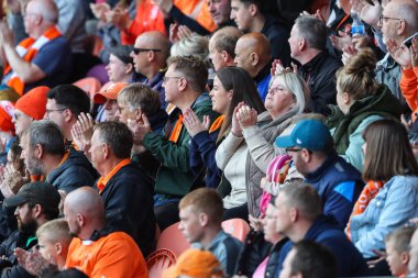 Blackpool taraftarları, 14 Eylül 2024 'te Bloomfield Road, Blackpool, İngiltere' de oynanan Blackpool - Exeter City maçında geç kalmış bir taraftarı alkışlıyor.