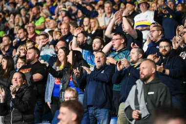 Warrington taraftarları Betfred Süper Lig 26. Raundunun sonunda Huddersfield Giants ile Warrington Wolves maçını John Smith Stadyumu, Huddersfield, Birleşik Krallık 'ta 14 Eylül 2024' te kutluyorlar.