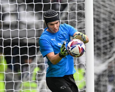 Widell ZETTERSTROM (Derby County kalecisi) 14 Eylül 2024 'te İngiltere' nin Derby Park Stadyumu 'nda oynanan Sky Bet Şampiyonası maçında ısınıyor.