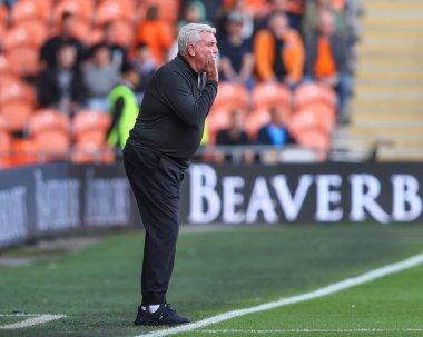 Blackpool 'un baş antrenörü Steve Bruce, 14 Eylül 2024' te Bloomfield Road, Blackpool 'da oynanan Blackpool - Exeter City maçında oyuncularına bağırıyor.