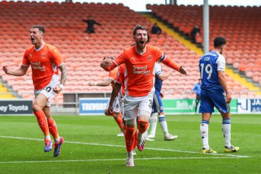 Blackpool 'dan James Husband, 14 Eylül 2024' te Bloomfield Road, Blackpool 'da oynanan Blackpool - Exeter City maçında 2-1 kazanma hedefini kutluyor.