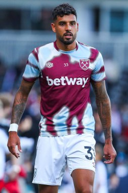 West Ham United takımından Emerson Palmieri, 14 Eylül 2024 'te Craven Cottage, Londra' da oynanan Premier League maçından önce ısınıyor.