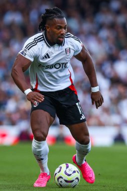 Fulham 'dan Adama Traore 14 Eylül 2024' te Craven Cottage, Londra, İngiltere 'de oynanan Premier League maçında topla koşuyor.