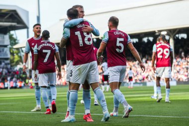 West Ham United takımının oyuncusu Danny Ings, Premier League maçında Jarrod Bowen 'ın 1-1' lik skora ulaşması için attığı golü Craven Cottage, Londra, 14 Eylül 2024 'de West Ham United' a karşı oynadığı maçta Jarrod Bowen ile kutladı.