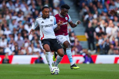 Fulham 'dan Kenny Tete, Premier League maçında West Ham United' tan Muhammed Kudus tarafından Craven Cottage, Londra, Birleşik Krallık 'ta 14 Eylül 2024' te oynanan maçta baskı altına alındı.