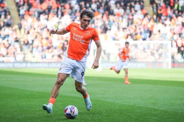 Blackpool 'dan Kyle Joseph, 14 Eylül 2024' te Bloomfield Road, Blackpool, İngiltere 'de oynanan Blackpool-Exeter maçında topla birlikte ilerliyor.