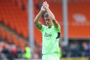 Blackpool 'dan Harry Tyrer, 14 Eylül 2024' te Bloomfield Road, Blackpool 'da oynanan Blackpool - Exeter City maçı sonrasında ev sahibi taraftarları alkışlıyor.