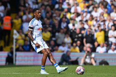 Leeds United takımından Jnior Firpo, 14 Eylül 2024 'te Leeds Road, Leeds, İngiltere' de oynanan Sky Bet Şampiyonası maçında topu geçiyor.