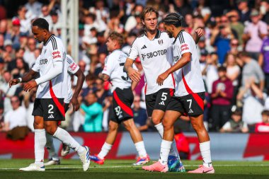 Fulham 'dan Raul Jimenez, Premier League maçında takımın ilk golünü attığı 14 Eylül 2024' te Craven Cottage, Londra, İngiltere 'de oynanan West Ham United maçında Joachim Andersen ile kutluyor.