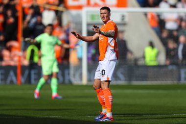 Blackpool 'dan Oliver Casey takım arkadaşlarına Sky Bet 1 maçı sırasında Bloomfield Road, Blackpool, Birleşik Krallık' ta Blackpool Exeter City maçında talimat veriyor.