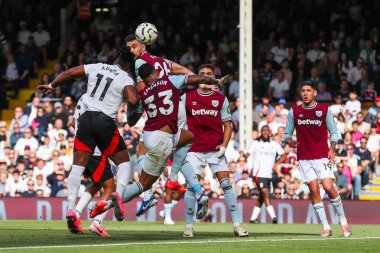 Fulham 'dan Adama Traore, Premier Lig maçında West Ham United' tan Emerson Palmieri ile Craven Cottage, Londra, İngiltere 'de oynanan 14 Eylül 2024' te West Ham United maçında topa atladı.