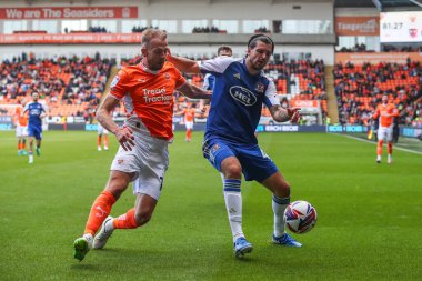 Blackpool 'dan Jordan Rhodes ve Exeter City' den Tristan Crama, 14 Eylül 2024 'te Bloomfield Road, Blackpool' da oynanan Sky Bet League 1 karşılaşmasında top için mücadele etti.