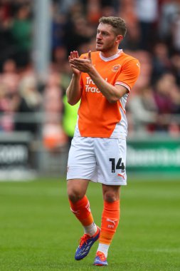Blackpool 'dan Elliot Embleton, 14 Eylül 2024' te Bloomfield Road, Blackpool 'da oynanan Blackpool - Exeter City maçı sonrasında ev sahibi taraftarları alkışlıyor.
