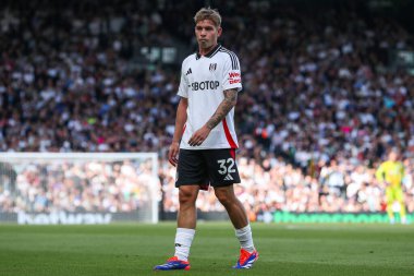 Fulham 'dan Emile Smith Rowe 14 Eylül 2024' te Craven Cottage, Londra, İngiltere 'de oynanan Premier League maçında Fulham-West Ham United maçına bakıyor.