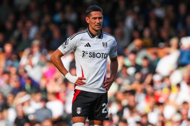 Fulham takımından Sasa Lukiç 14 Eylül 2024 'te Craven Cottage, Londra, İngiltere' de oynanan Premier League maçında Fulham-West Ham United maçına bakıyor.