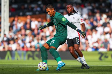 West Ham United 'dan Alphonse Areola, Premier League maçında Fulham - West Ham United - Craven Cottage, Londra, Birleşik Krallık, 14 Eylül 2024' te oynanan Premier League karşılaşmasında Fulham 'dan Alex Iwobi' nin baskısı altında.