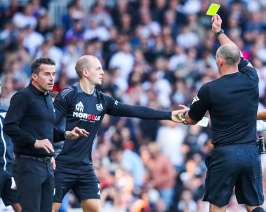 Fulham 'dan Marco Silva, Premier Lig maçında sarı kart gösterildi Fulham, West Ham United' a karşı Craven Cottage, Londra, Birleşik Krallık, 14 Eylül 2024