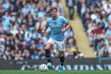 Manchester City 'den John Stones Premier League maçında topu aldı Manchester City, Etihad Stadyumu' nda Brentford 'a karşı 14 Eylül 2024