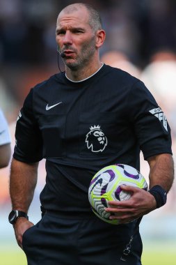 Hakem Tim Robinson Premier Lig maçından önce Craven Cottage, Londra, İngiltere 'de Fulham-West Ham United maçına bakıyor.