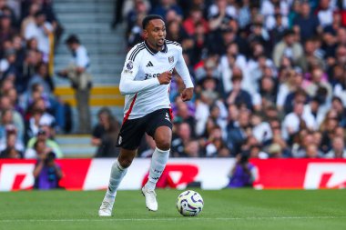 Fulham takımından Kenny Tete 14 Eylül 2024 'te Craven Cottage, Londra' da oynanan Premier League maçında topla koşuyor.