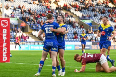 Warrington Wolves 'tan Matty Nicholson, Betfred Süper Lig 26. Raundda John Smith Stadyumu' nda Huddersfield Giants 'a karşı Warrington Wolves maçında 14 Eylül 2024' te oynanan karşılaşmasını kutluyor.