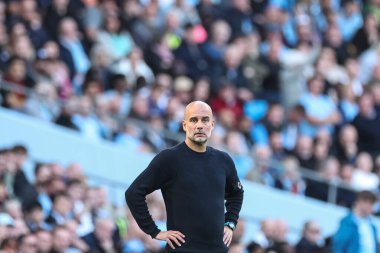 Manchester City 'nin Pep Guardiola teknik direktörü Premier League maçında Manchester City' nin Brentford 'a karşı 14 Eylül 2024' te Etihad Stadyumu 'nda izlemektedir.