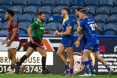 Warrington Wolves 'tan Matty Ashton, Betfred Süper Lig 26. Raundda John Smith Stadyumu' nda Huddersfield Giants ve Warrington Wolves maçında yaptığı hat-trick denemesini kutluyor.