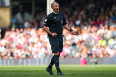 Hakem Tim Robinson Premier Lig maçı sırasında Craven Cottage, Londra, Birleşik Krallık 'ta Fulham-West Ham United maçında maç yapıyor.