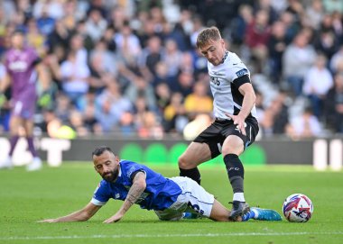 Manolis SIOPIS (Cardiff City), 14 Eylül 2024 'te İngiltere' nin Pride Park Stadyumu 'nda oynanan Gökyüzü İddia Şampiyonası karşılaşmasında Kane WILSON (Derby County) tarafından öne sürüldü.