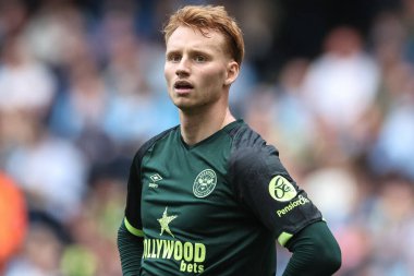Brentford 'dan Sepp van den Berg Premier Lig maçı sırasında Manchester City, Etihad Stadyumu' nda Brentford 'a karşı 14 Eylül 2024