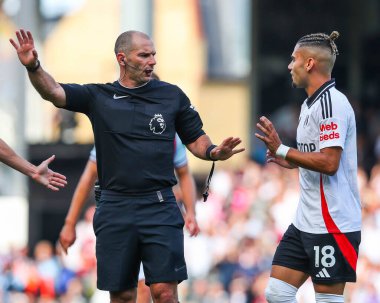 Hakem Tim Robinson, Premier Lig maçında talimatları veriyor Fulham - West Ham United - Craven Cottage, Londra, İngiltere, 14 Eylül 2024