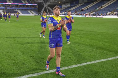 Warrington Wolves 'tan Matty Ashton, Betfred Süper Lig 26. Raundda John Smith Stadyumu' nda Huddersfield Giants 'a karşı Warrington Wolves maçında taraftarları alkışlıyor.
