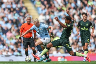 Manchester City 'den Erling Haaland ve Brentford' dan Ethan Pinnock Premier League karşılaşmasında Manchester City ile Brentford arasında Etihad Stadyumu, Manchester, İngiltere, 14 Eylül 2024