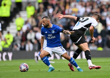 Manolis SIOPIS (Cardiff City), 14 Eylül 2024 tarihinde İngiltere 'nin Pride Park Stadyumu' nda oynanan Gökyüzü İddia Şampiyonası karşılaşmasında Callum ELDER (Derby County) 'den top için mücadeleyi kazandı.