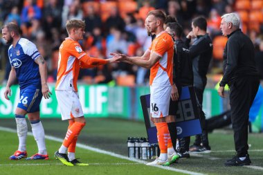 Blackpool 'dan Dom Ballard, Blackpool' dan Jordan Rhodes ile 14 Eylül 2024 'te Bloomfield Road, Blackpool' da oynanan Blackpool - Exeter City maçında yerini aldı.