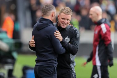 Wolverhampton Wanderers 'ın (solda) teknik direktörü Gary O' Neil ve Newcastle United 'ın Eddie Howe teknik direktörü (sağda), Premier League karşılaşması öncesinde Wolverhampton Wanderers, Newcastle United ile Molineux, Wolverhampton, İngiltere, 15 Eylül 2024' de karşılaştılar.