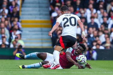 West Ham United takımından Muhammed Kudus, Fulham 'ın 14 Eylül 2024' te Craven Cottage, Londra 'da oynadığı Premier League maçında Adama Traore' a meydan okudu.