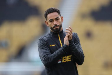 Wolverhampton Wanderers takımından Matheus Cunha, 15 Eylül 2024 'te İngiltere' nin Molineux kentinde oynanan Premier League maçında Wolverhampton Wanderers - Newcastle United maçında ısınırken taraftarlarını alkışlıyor.