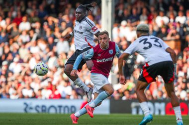 Fulham 'dan Calvin Bassey, Premier League maçında West Ham United' tan Jarrod Bowen ile Craven Cottage, Londra, Birleşik Krallık 'ta 14 Eylül 2024' te oynanan karşılaşmada mal sahibi olma mücadelesi veriyor.