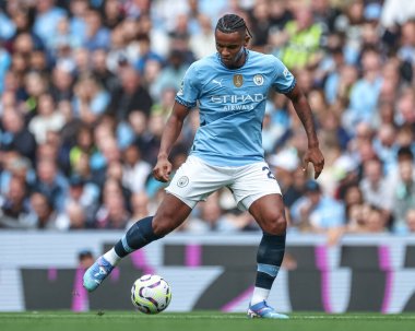 Manchester City 'den Manuel Akanji Premier Lig maçında topu Manchester City ile Brentford' a karşı Etihad Stadyumu, Manchester, İngiltere, 14 Eylül 2024
