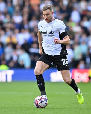 Callum ELDER (Derby County) 14 Eylül 2024 'te İngiltere' nin Pride Park Stadyumu 'nda oynanan Derby County - Cardiff City maçında topla saldırıyor.