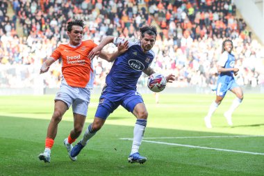 Blackpool 'dan Kyle Joseph ve Exeter City' den Tristan Crama, 14 Eylül 2024 'te Bloomfield Road, Blackpool' da oynanan 1. Blackpool-Exeter maçı sırasında top için mücadele ettiler.