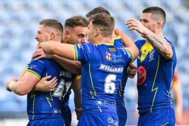 Warrington Wolves takımından James Harrison, 14 Eylül 2024 'te John Smith' in Stadyumu 'nda oynanan Betfred Süper Lig 26. Maçı' nda Huddersfield Giants ve Warrington Wolves maçında denemesini kutluyor.