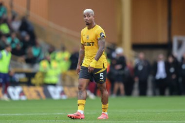 Wolverhampton Wanderers 'dan Mario Lemina Premier League maçı sırasında Wolverhampton Wanderers, Newcastle United' a karşı Molineux, Wolverhampton, İngiltere, 15 Eylül 2024