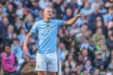 Manchester City 'den Erling Haaland 14 Eylül 2024' te Etihad Stadyumu 'nda Manchester City' nin Brentford 'a karşı oynadığı Premier League maçında takım talimatlarını veriyor.