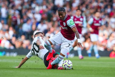West Ham United takımından Crysencio Summerville 'e 14 Eylül 2024' te Craven Cottage, Londra, İngiltere 'de oynanan Premier League maçında Fulham-West Ham United maçında Fulham' dan Sasa Lukiç meydan okudu.